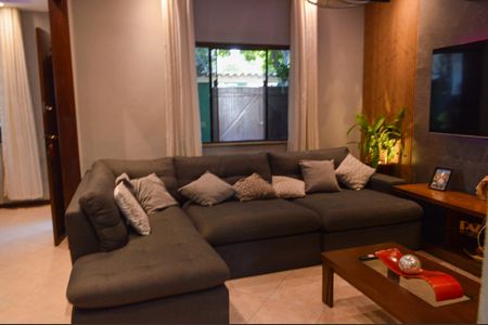 Casa de condomínio à venda com 310m², 4 quartos e 2 vagas Casa de condomínio à venda com 310m², 4 quartos e 2 vagasSala de TV