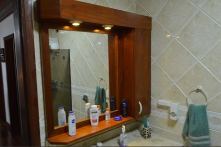 Casa de condomínio à venda com 310m², 4 quartos e 2 vagas Casa de condomínio à venda com 310m², 4 quartos e 2 vagasBanheiro 1