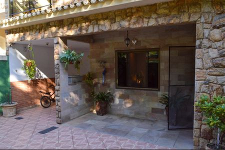 Casa de condomínio à venda com 310m², 4 quartos e 2 vagas Casa de condomínio à venda com 310m², 4 quartos e 2 vagasEntrada