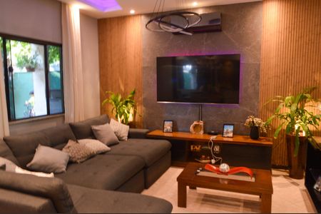 Casa de condomínio à venda com 310m², 4 quartos e 2 vagas Casa de condomínio à venda com 310m², 4 quartos e 2 vagasSala de TV