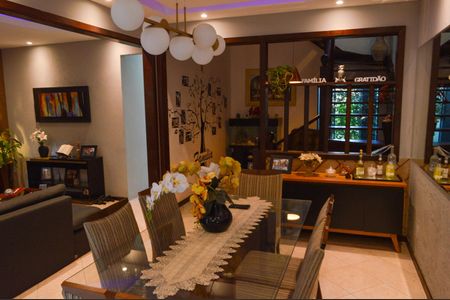 Casa de condomínio à venda com 310m², 4 quartos e 2 vagas Casa de condomínio à venda com 310m², 4 quartos e 2 vagasSala de Jantar