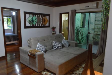 Casa de condomínio à venda com 310m², 4 quartos e 2 vagas Casa de condomínio à venda com 310m², 4 quartos e 2 vagasSala de TV 2