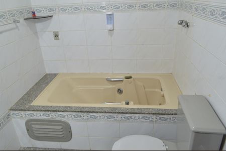 Casa de condomínio à venda com 310m², 4 quartos e 2 vagas Casa de condomínio à venda com 310m², 4 quartos e 2 vagasBanheiro da Suíte 2