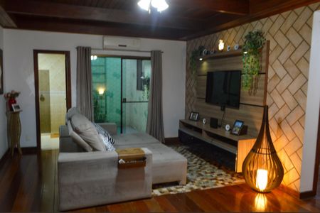 Casa de condomínio à venda com 310m², 4 quartos e 2 vagas Casa de condomínio à venda com 310m², 4 quartos e 2 vagasSala de TV 2