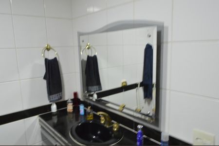 Casa de condomínio à venda com 310m², 4 quartos e 2 vagas Casa de condomínio à venda com 310m², 4 quartos e 2 vagasBanheiro da Suíte 1