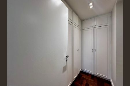Casa à venda com 490m², 5 quartos e 3 vagasCloset Suíte 4