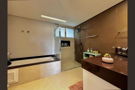 Casa à venda com 490m², 5 quartos e 3 vagasBanheiro Suíte 2