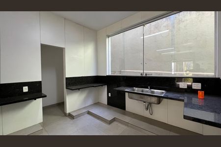 Casa para alugar com 539m², 5 quartos e 8 vagas Casa para alugar com 539m², 5 quartos e 8 vagasCozinha