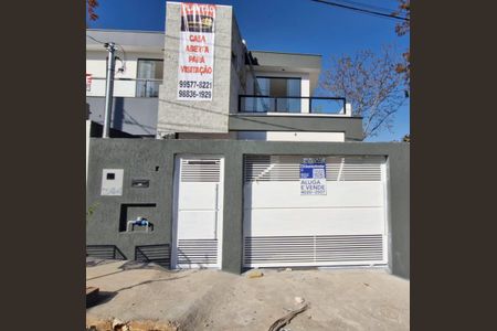 Casa à venda com 180m², 3 quartos e 2 vagas Casa à venda com 180m², 3 quartos e 2 vagasFachada