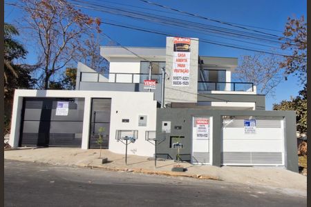 Casa à venda com 180m², 3 quartos e 2 vagas Casa à venda com 180m², 3 quartos e 2 vagasFachada