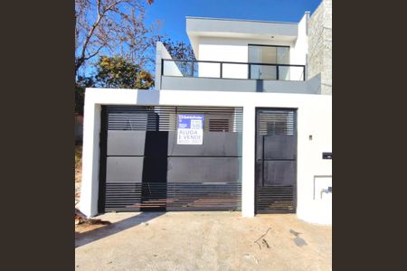 Casa à venda com 180m², 3 quartos e 2 vagas Casa à venda com 180m², 3 quartos e 2 vagasFachada