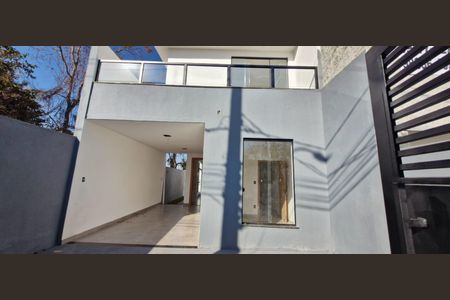 Casa à venda com 180m², 3 quartos e 2 vagas Casa à venda com 180m², 3 quartos e 2 vagasÁrea Externa
