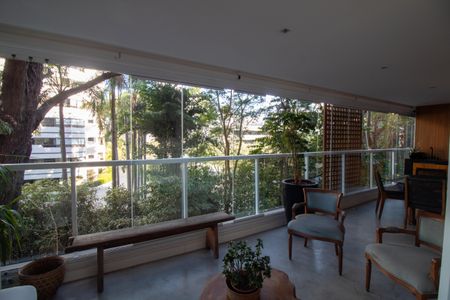 Apartamento à venda com 241m², 4 quartos e 4 vagas Apartamento à venda com 241m², 4 quartos e 4 vagasVaranda