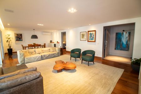 Apartamento à venda com 241m², 4 quartos e 4 vagas Apartamento à venda com 241m², 4 quartos e 4 vagasSala