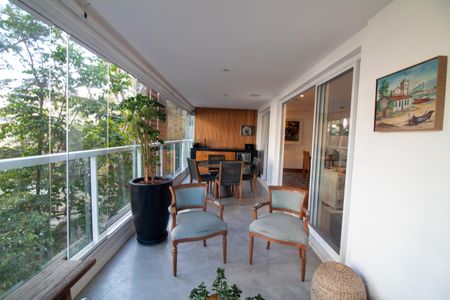 Apartamento à venda com 241m², 4 quartos e 4 vagas Apartamento à venda com 241m², 4 quartos e 4 vagasVaranda