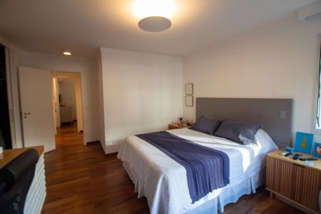 Apartamento à venda com 241m², 4 quartos e 4 vagas Apartamento à venda com 241m², 4 quartos e 4 vagasSuíte 4