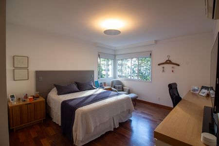 Apartamento à venda com 241m², 4 quartos e 4 vagas Apartamento à venda com 241m², 4 quartos e 4 vagasSuíte 4