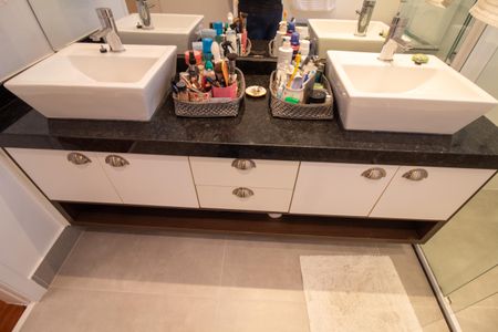 Apartamento à venda com 241m², 4 quartos e 4 vagas Apartamento à venda com 241m², 4 quartos e 4 vagasBanheiro da Suíte 4