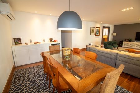 Apartamento à venda com 241m², 4 quartos e 4 vagas Apartamento à venda com 241m², 4 quartos e 4 vagasSala de Jantar