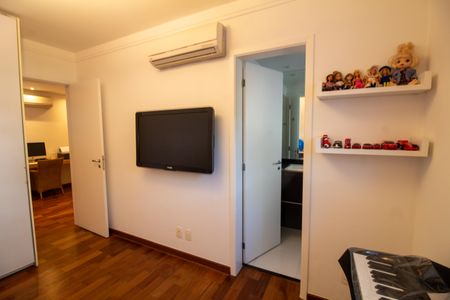 Apartamento à venda com 241m², 4 quartos e 4 vagas Apartamento à venda com 241m², 4 quartos e 4 vagasSuíte 1