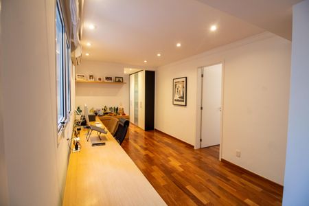 Apartamento à venda com 241m², 4 quartos e 4 vagas Apartamento à venda com 241m², 4 quartos e 4 vagasEscritório