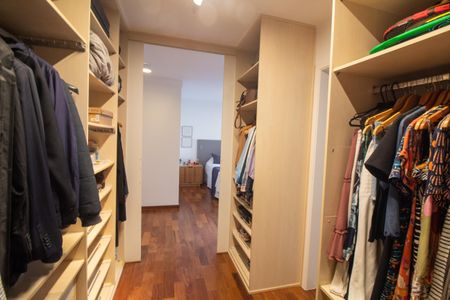 Apartamento à venda com 241m², 4 quartos e 4 vagas Apartamento à venda com 241m², 4 quartos e 4 vagasCloset da suíte 4