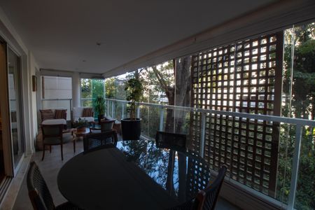 Apartamento à venda com 241m², 4 quartos e 4 vagas Apartamento à venda com 241m², 4 quartos e 4 vagasVaranda