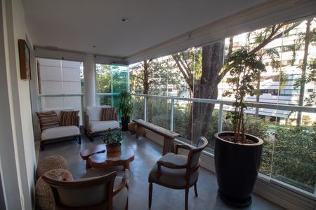 Apartamento à venda com 241m², 4 quartos e 4 vagas Apartamento à venda com 241m², 4 quartos e 4 vagasVaranda