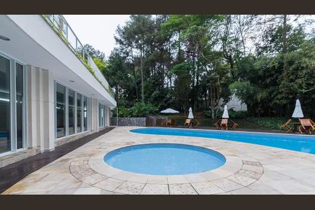 Apartamento à venda com 241m², 4 quartos e 4 vagas Apartamento à venda com 241m², 4 quartos e 4 vagasÁrea comum - Piscina