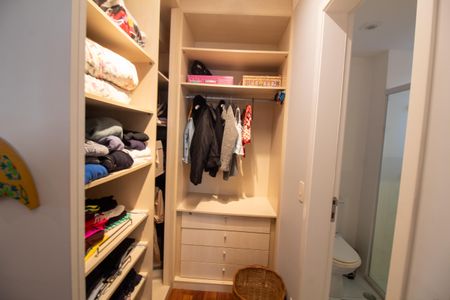 Apartamento à venda com 241m², 4 quartos e 4 vagas Apartamento à venda com 241m², 4 quartos e 4 vagasCloset da suíte 2