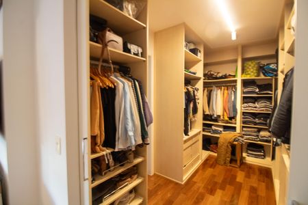 Apartamento à venda com 241m², 4 quartos e 4 vagas Apartamento à venda com 241m², 4 quartos e 4 vagasCloset da suíte 4