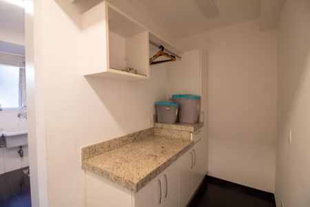 Apartamento à venda com 241m², 4 quartos e 4 vagas Apartamento à venda com 241m², 4 quartos e 4 vagasDespensa