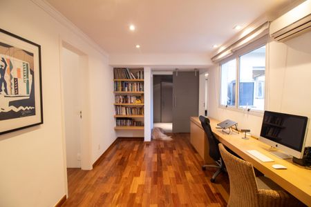 Apartamento à venda com 241m², 4 quartos e 4 vagas Apartamento à venda com 241m², 4 quartos e 4 vagasEscritório