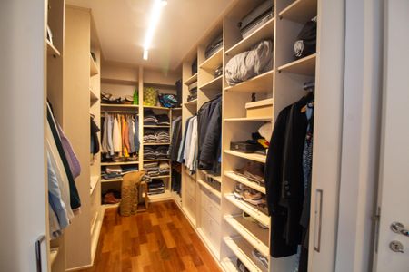 Apartamento à venda com 241m², 4 quartos e 4 vagas Apartamento à venda com 241m², 4 quartos e 4 vagasCloset da suíte 4
