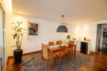 Apartamento à venda com 241m², 4 quartos e 4 vagas Apartamento à venda com 241m², 4 quartos e 4 vagasSala de Jantar