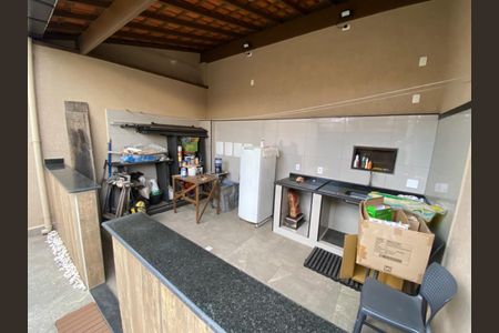 Casa à venda com 230m², 3 quartos e 4 vagasFoto 01