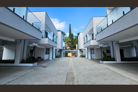 Casa para alugar com 350m², 4 quartos e 4 vagas Casa para alugar com 350m², 4 quartos e 4 vagasFachada