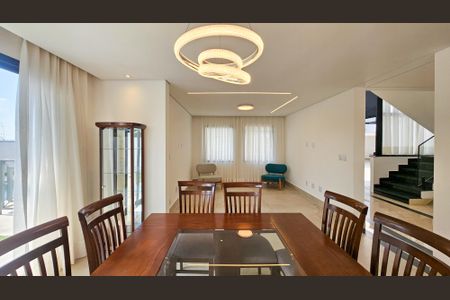 Casa para alugar com 350m², 4 quartos e 4 vagas Casa para alugar com 350m², 4 quartos e 4 vagasSala