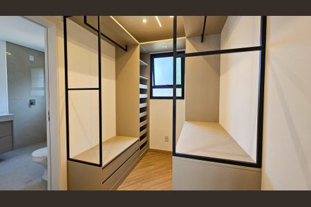Casa para alugar com 350m², 4 quartos e 4 vagas Casa para alugar com 350m², 4 quartos e 4 vagasCloset Suíte 1