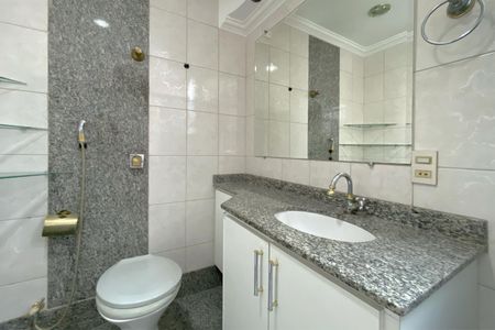 Apartamento à venda com 129m², 4 quartos e 2 vagas Apartamento à venda com 129m², 4 quartos e 2 vagasBanheiro da Suíte