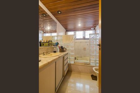 Casa à venda com 500m², 3 quartos e 4 vagas Casa à venda com 500m², 3 quartos e 4 vagasBanheiro da Suíte