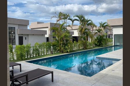 Casa à venda com 260m², 3 quartos e 2 vagas Casa à venda com 260m², 3 quartos e 2 vagasPiscina