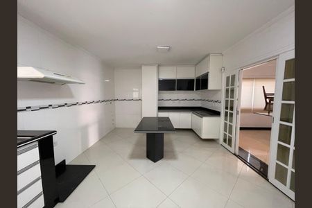 Casa de condomínio para alugar com 500m², 6 quartos e 8 vagas Casa de condomínio para alugar com 500m², 6 quartos e 8 vagasCozinha