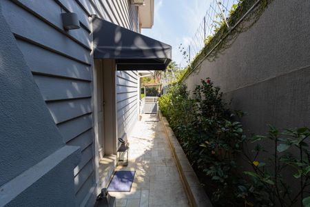 Casa à venda com 298m², 3 quartos e 3 vagas Casa à venda com 298m², 3 quartos e 3 vagasCorredor Lateral