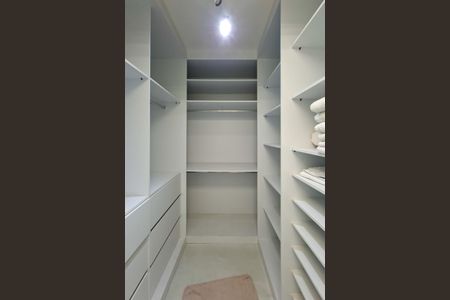 Apartamento para alugar com 151m², 3 quartos e 3 vagas Apartamento para alugar com 151m², 3 quartos e 3 vagasCloset da suíte