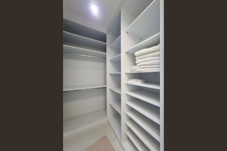 Apartamento para alugar com 151m², 3 quartos e 3 vagas Apartamento para alugar com 151m², 3 quartos e 3 vagasCloset da suíte