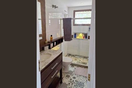 Casa de condomínio à venda com 200m², 3 quartos e 3 vagasBanheiro 1