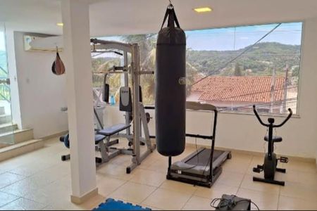 Casa de condomínio à venda com 200m², 3 quartos e 3 vagasAcademia