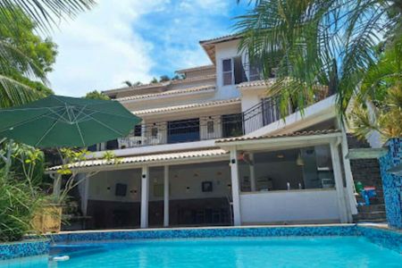 Casa de condomínio à venda com 200m², 3 quartos e 3 vagasPiscina