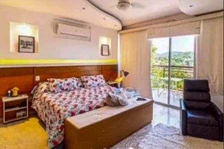 Casa de condomínio à venda com 200m², 3 quartos e 3 vagasSuíte